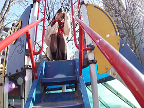 夏休み無毛ららちゃんと卑猥なごっくんプール教室　サンプル画像03